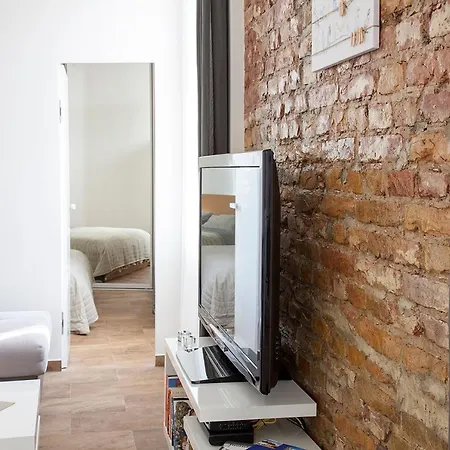 Stylish In The Centre Apartment *